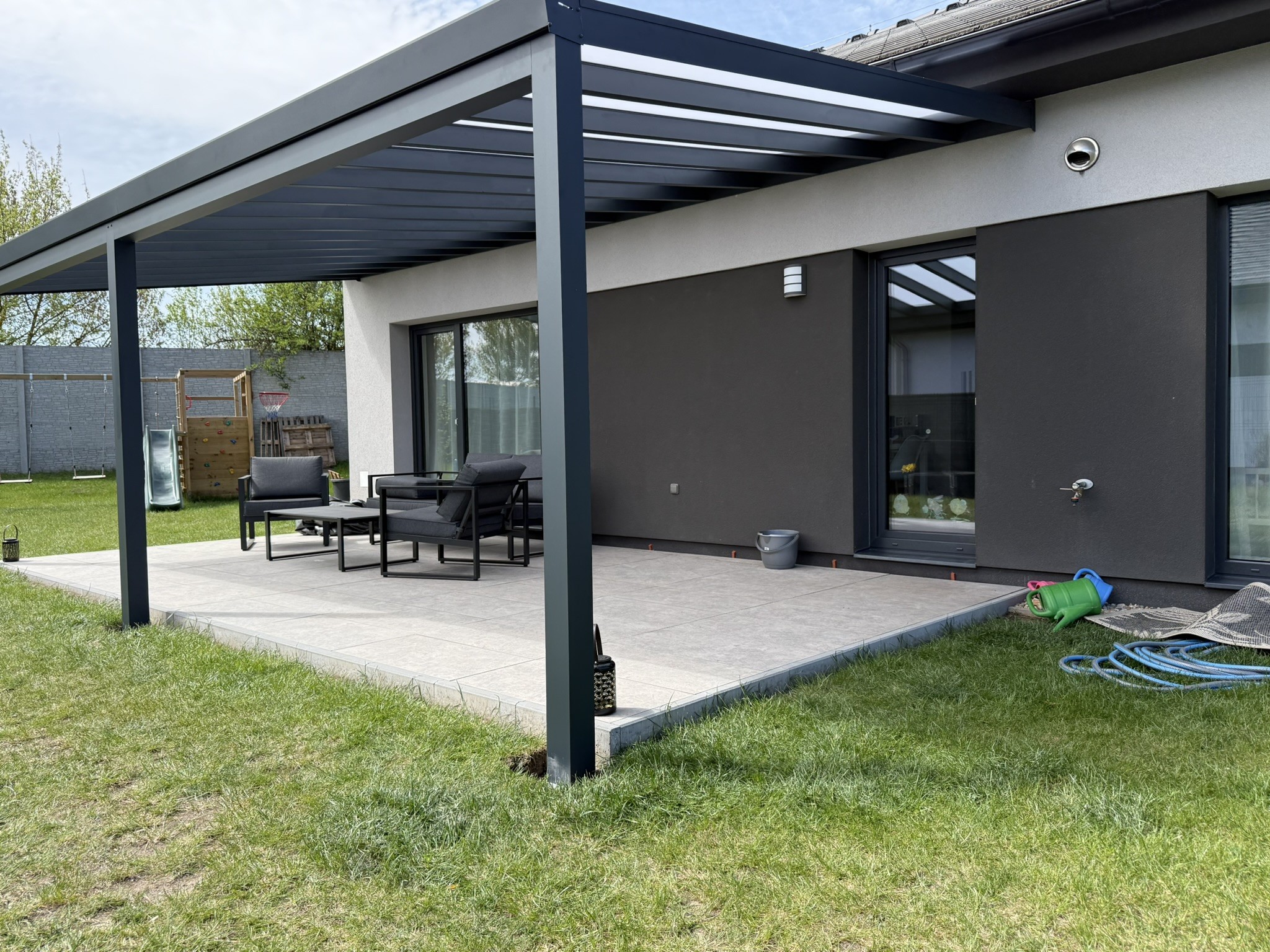 Proč si vybrat hliníkovou pergolu: Kompletní řešení pro moderní bydlení