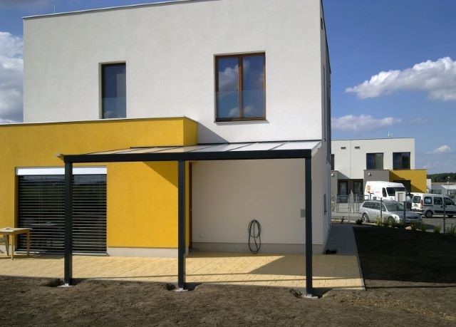 pergola u žluté fasády